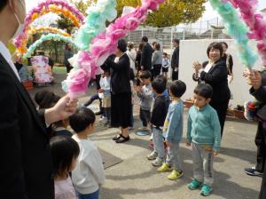 在園児が花道をつくっています