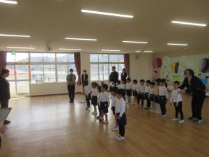 園長先生の話を聞いています