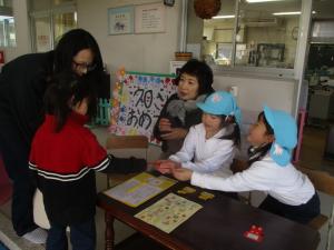 5歳児が受付しているところ