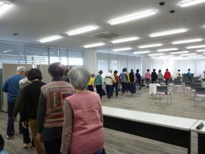ウォーキングの姿勢を確認している様子