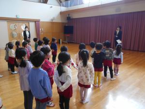 1学期の始業式で園長先生の話を聞いています