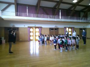 園長先生のお話を聞いています