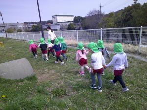 ４歳児　園庭を散歩しています