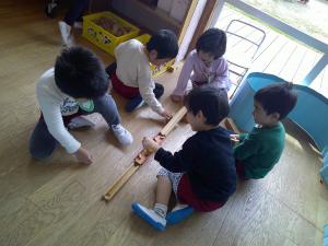 ４歳児　新しい玩具に興味津々の子ども達