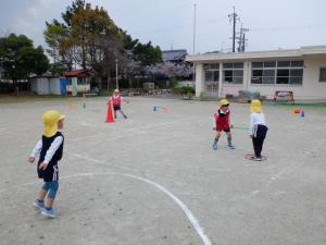 佐保幼　園庭遊び1