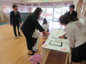 登園し、受付をされている様子