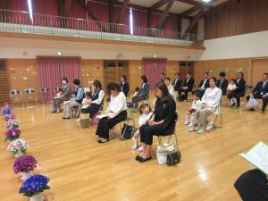 新入園児がお話を聞いています