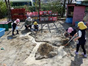 佐保幼　園庭探検3