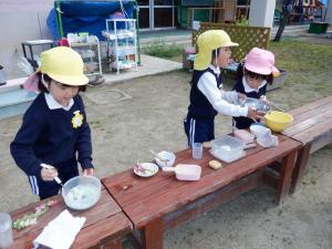 佐保幼　園庭探検4