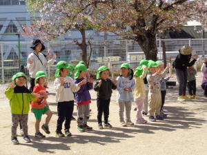 4歳児の子ども達が手遊びをしています