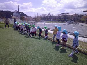 みんなで芝生広場で遊びました
