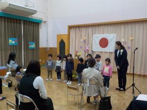 在園児から歌を聞いているところ