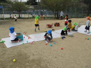 築山で遊ぶ様子