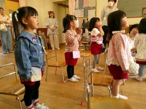 3歳児　歌を歌っています