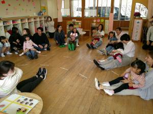 3歳児　ふれあい遊びをしています