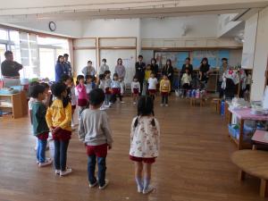 5歳児が参観で歌を歌っています