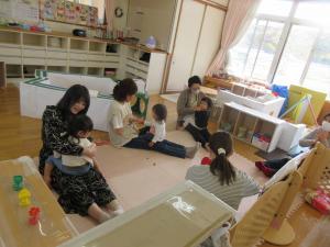 1歳児ふれあい遊びの様子