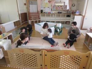 1歳児触れ合っています