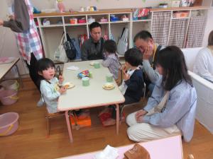 2歳児おやつの様子