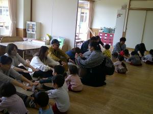 4歳児　親子でふれあい遊びをしています