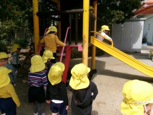 ３歳園庭探索３4