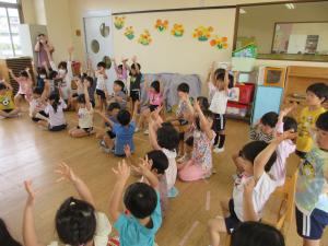 むすんでひらいて　手を上に