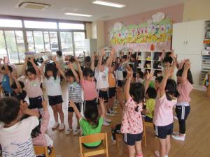 みかん組と２組、ばら組で手遊びをしています