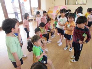 みかん組と年長児が挨拶をしています