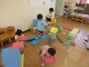 みかん組　ソフト積み木で遊んでいます