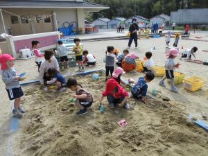砂場で遊んでいます