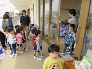 もも組　２組の保育室を見ています