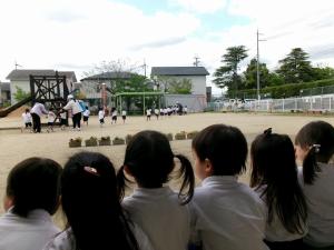 避難訓練の様子を見る