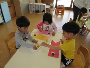 好きなシールを選んでいます