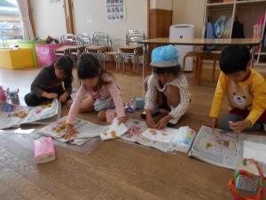 5歳児押し花つくりの様子