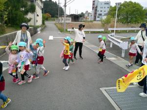 みんなで仲良く歩いています