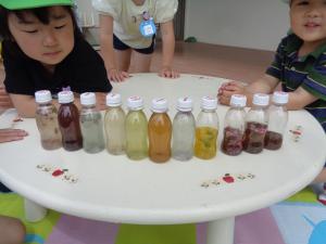 きれいな色水たくさんできたね