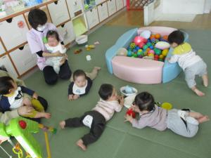 好きな玩具で遊んでいます