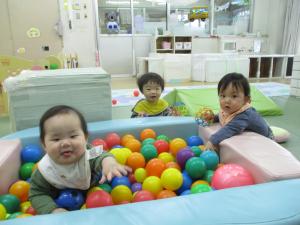 ボールプールで遊んでいます。