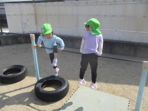 4歳児園の鉄棒で遊ぶ様子