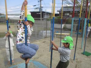 ４歳児のぼり棒で遊ぶ様子