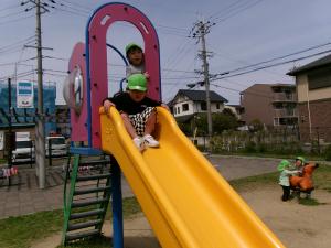 ４歳児電車公園で遊ぶ様子