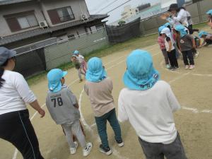 ぐるぐるじゃんけんを見ている
