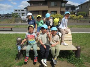 ベンチに座っているところ