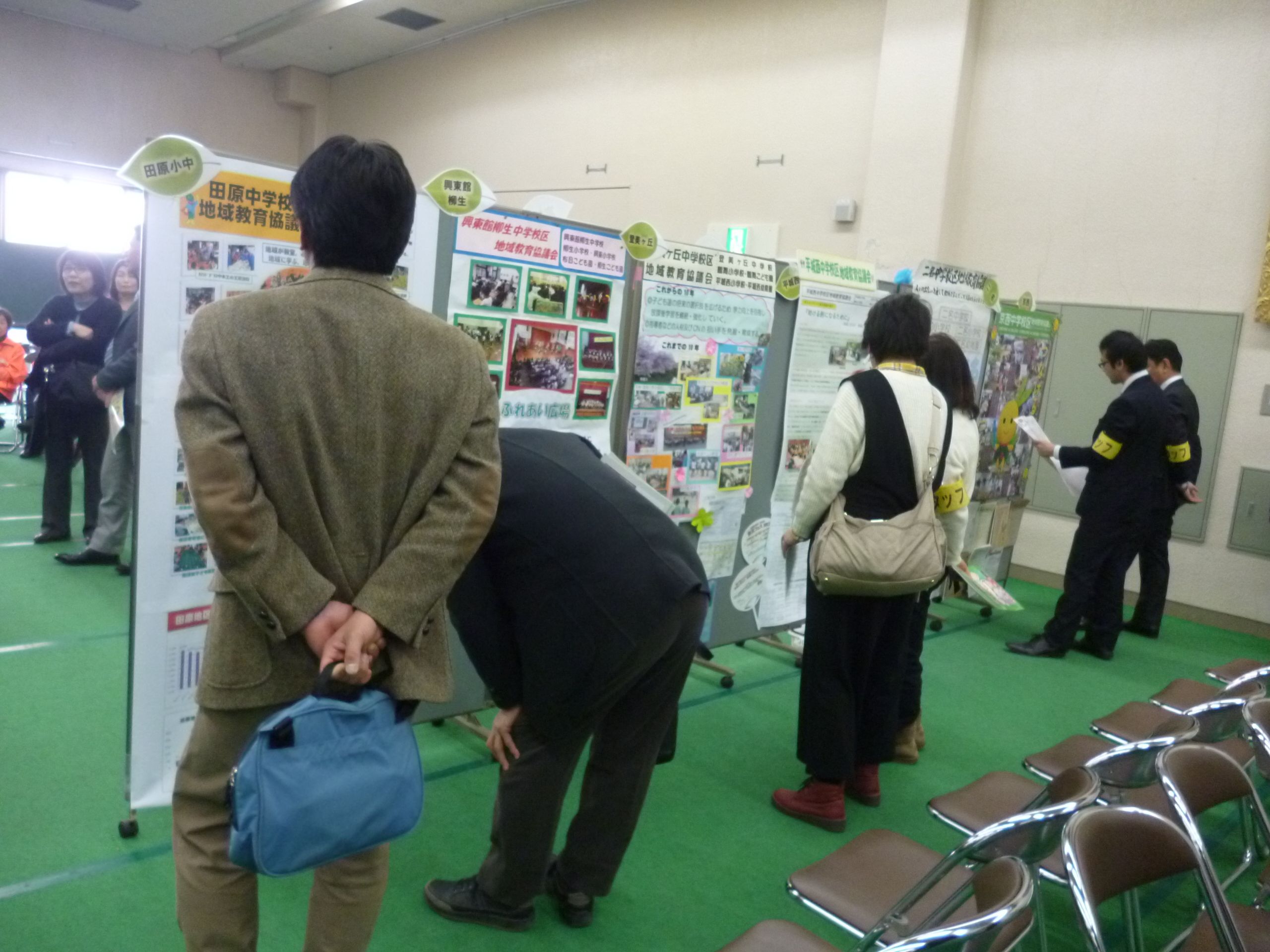 各中学校区地域教育協議会の活動を紹介したパネル展示の画像2