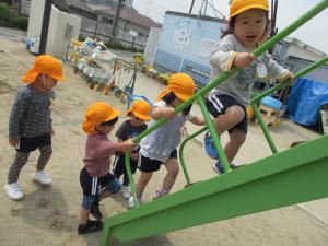 すべり台に上っています