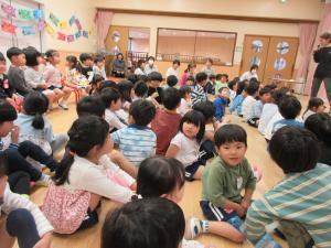 みかんぐみ　先生の話を聞いています