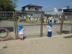 お兄ちゃんお姉ちゃんの様子を見ている