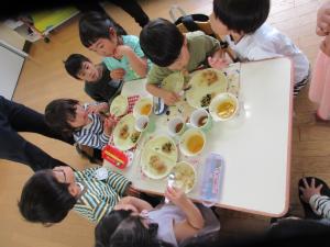 食べるのを見守ってくれています