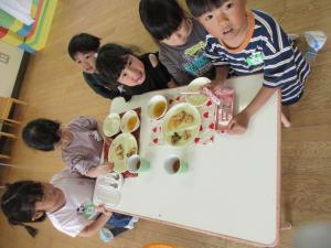 食べるのを待っています
