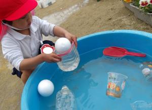 水に触れて遊ぶ
